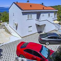 Apartments Vesela - Comfort One Bedroom Apartment With Balcony and Sea