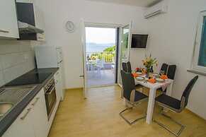 Apartments Vesela - Comfort One Bedroom Apartment With Balcony and Sea