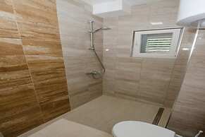 Apartments Vesela - Comfort One Bedroom Apartment With Balcony and Sea