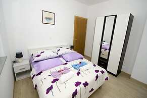 Apartments Vesela - Comfort One Bedroom Apartment With Balcony and Sea