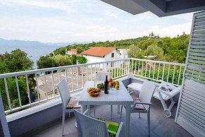 Apartments Vesela - Comfort One Bedroom Apartment With Balcony and Sea