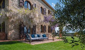 Villa in Umbria With Private Pool and Valley Views