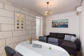 Apartment Hitri - One Bedroom Apartment With Terrace and Garden View