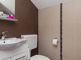 Apartment Cetinic - Two Bedroom Apartment With Terrace and Sea View