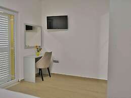 Fancy Apartments Dream - Deluxe One Bedroom Apartment With Balcony and