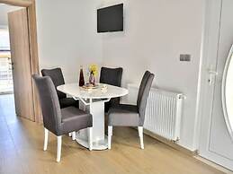 Fancy Apartments Dream - Deluxe One Bedroom Apartment With Balcony and