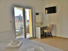 Fancy Apartments Dream - Deluxe One Bedroom Apartment With Balcony and