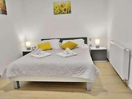 Fancy Apartments Dream - Deluxe One Bedroom Apartment With Balcony and
