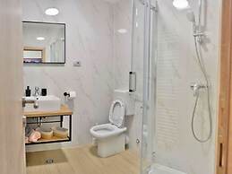 Fancy Apartments Dream - Deluxe One Bedroom Apartment With Balcony and