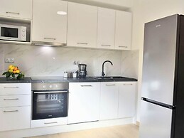 Fancy Apartments Dream - Deluxe One Bedroom Apartment With Balcony and