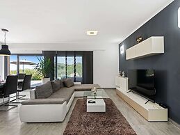 Modern Villa With Pool, Covered Terrace and sea View