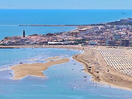 Belvilla by OYO Inviting Apartment With Pool