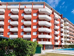 Belvilla by OYO Inviting Apartment With Pool