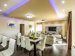 Villa Pave - Six-bedroom Villa With Terrace and Swimming Pool