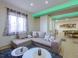 Villa Pave - Six-bedroom Villa With Terrace and Swimming Pool