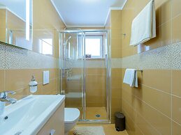 Villa Pave - Six-bedroom Villa With Terrace and Swimming Pool