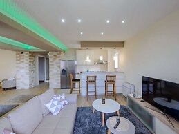 Villa Pave - Six-bedroom Villa With Terrace and Swimming Pool