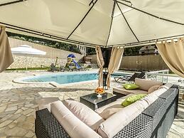 Villa Pave - Six-bedroom Villa With Terrace and Swimming Pool