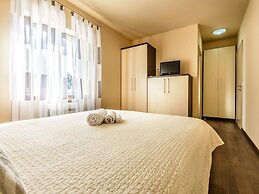 Villa Pave - Six-bedroom Villa With Terrace and Swimming Pool