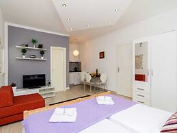 Apartments Versus- Comfort Studio Apartment With Terrace