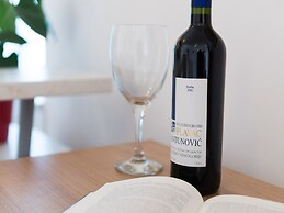 Green Hills Apartment - One Bedroom Apartment With Balcony and Sea Vie