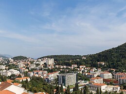 Green Hills Apartment - One Bedroom Apartment With Balcony and Sea Vie