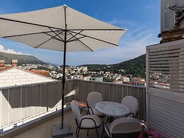 Green Hills Apartment - One Bedroom Apartment With Balcony and Sea Vie