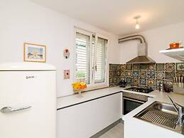 Apartment Radovan - One-bedroom Apartment With Balcony and Sea View