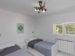 Apartment Super Marijo - Two-bedroom Apartment With Sea View