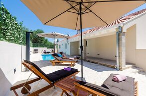 Villa Tranquility Nest Beniva - Three-bedroom Villa With Swimming Pool