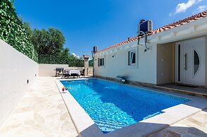 Villa Tranquility Nest Beniva - Three-bedroom Villa With Swimming Pool