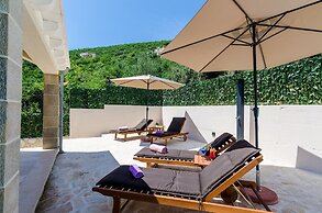 Villa Tranquility Nest Beniva - Three-bedroom Villa With Swimming Pool