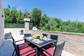 Villa Tranquility Nest Beniva - Three-bedroom Villa With Swimming Pool