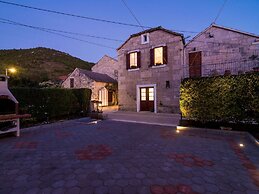 Villa Nives - Three-bedroom Villa With Terrace and Sea View