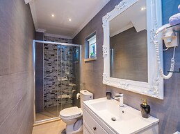 Villa Nives - Three-bedroom Villa With Terrace and Sea View