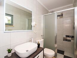 Villa Nives - Three-bedroom Villa With Terrace and Sea View