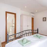 Holiday Home Loviste-three Bedroom Holiday Home With Pool and Sea View