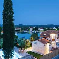 Holiday Home Loviste-three Bedroom Holiday Home With Pool and Sea View