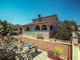 Traditional Holiday Home With Covered Terrace