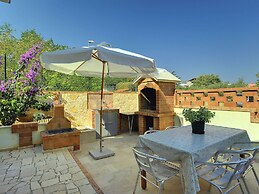 Traditional Holiday Home With Covered Terrace