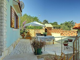 Traditional Holiday Home With Covered Terrace