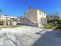 Apartment With Terrace and Pet-friendly