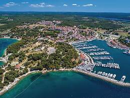 Rustic Holiday Home in Vrsar With Garden