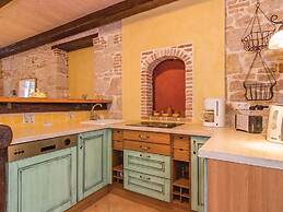 Rustic Holiday Home in Vrsar With Garden