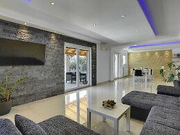 Family Villa With Swimming Pool