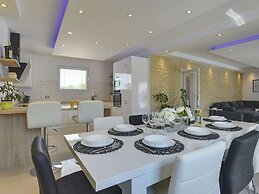 Family Villa With Swimming Pool