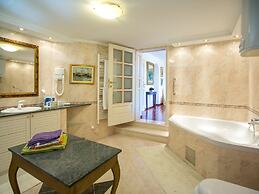 Holiday Home Lapad Beach Royal - Five Bedroom Holiday Home With Balcon