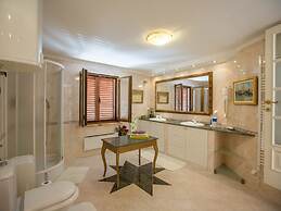 Holiday Home Lapad Beach Royal - Five Bedroom Holiday Home With Balcon