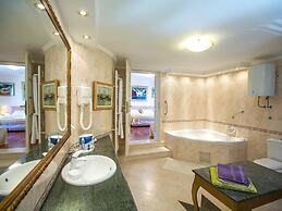 Holiday Home Lapad Beach Royal - Five Bedroom Holiday Home With Balcon