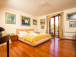 Holiday Home Lapad Beach Royal - Five Bedroom Holiday Home With Balcon